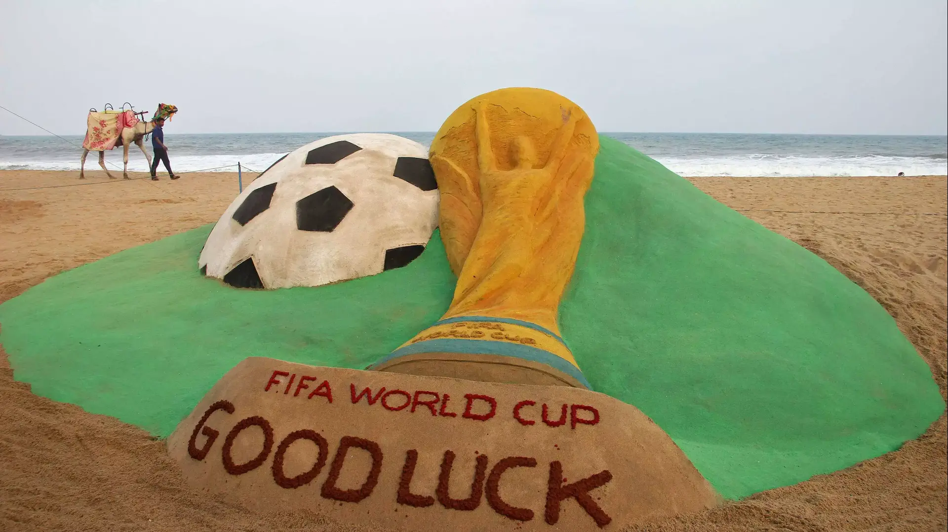 פסל חול בחוף הים בהודו לקראת טורניר גביע העולם בכדורגל 2014 פסל חול בחוף הים בהודו לקראת טורניר גביע העולם בכדורגל 2014
