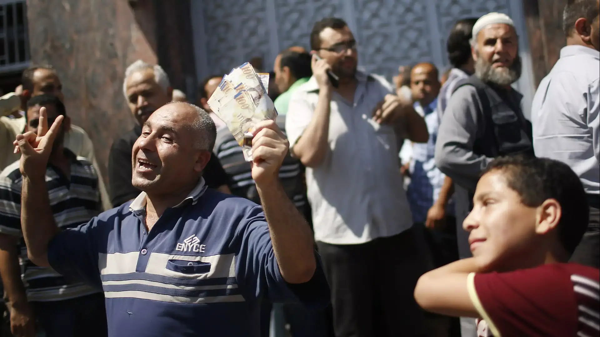 עובד מדינה פלסטיני מאושר לאחר שהצליח למשוך את שכרו בבנק בעזה עובד מדינה פלסטיני מאושר לאחר שהצליח למשוך את שכרו בבנק בעזה