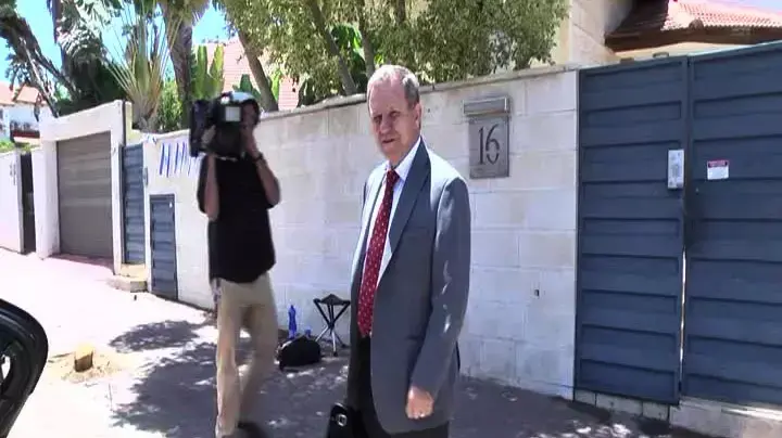 מאיר שטרית יוצא מביתו, יוני 2014 מאיר שטרית יוצא מביתו, יוני 2014