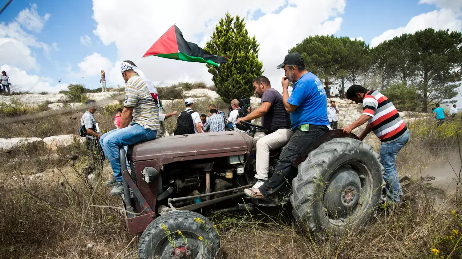 תושבי הכפר הפלסטיני בורקה שבצפון השומרון קיבלו בחזרה את אדמתם, עליה הוקם היישוב חומש.