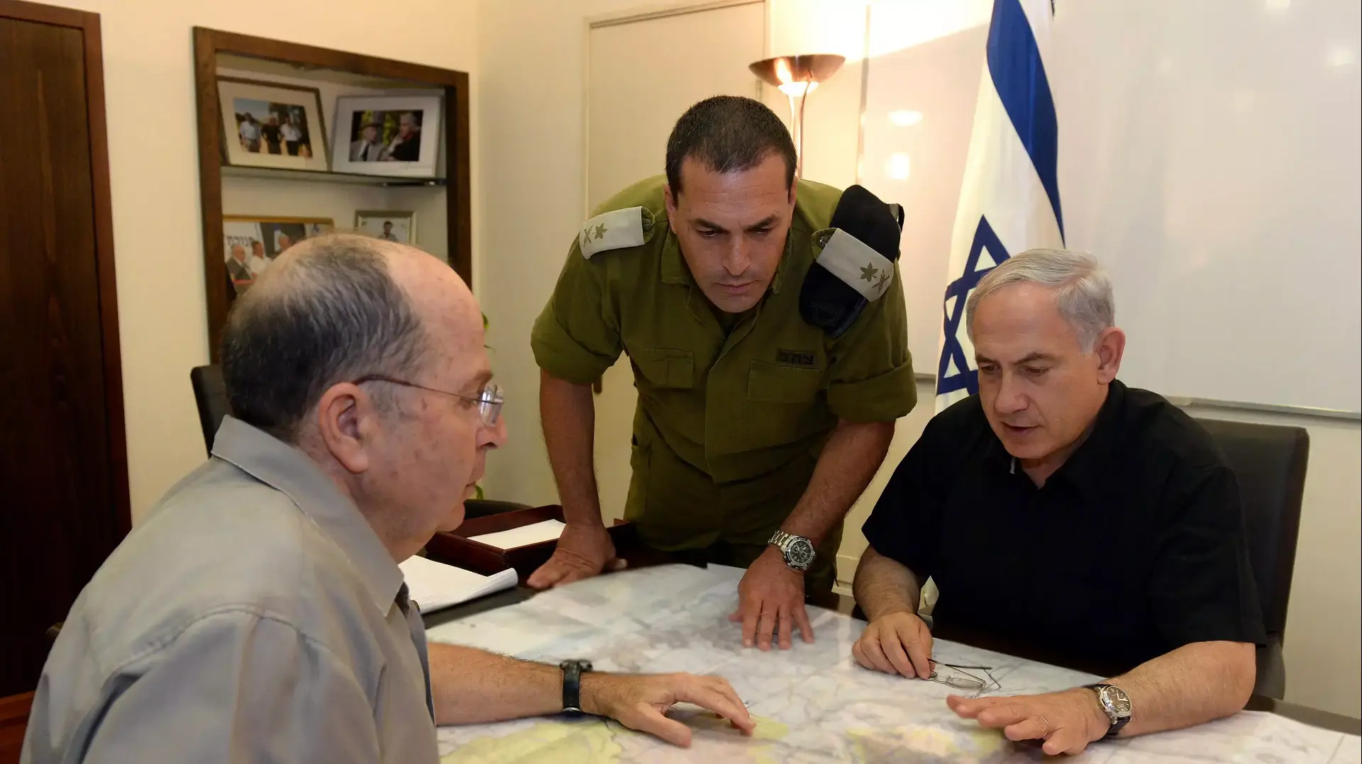 ראש הממשלה בנימין נתניהו ושר הביטחון משה יעלון בהערכת מצב בקריה, יוני 2014 ראש הממשלה בנימין נתניהו ושר הביטחון משה יעלון בהערכת מצב בקריה, יוני 2014
