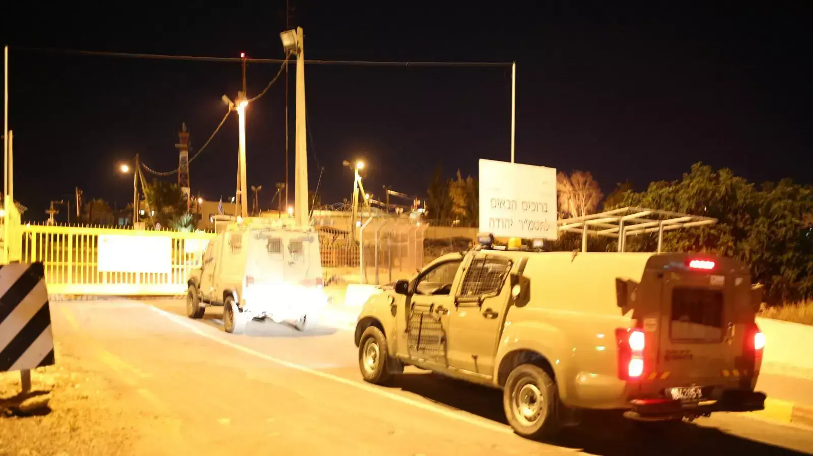 ג'יפים צבאיים של החטיבה המרחבית יהודה בסריקות אחר הנערים הנעדרים בגדה, 13 ביוני 2014