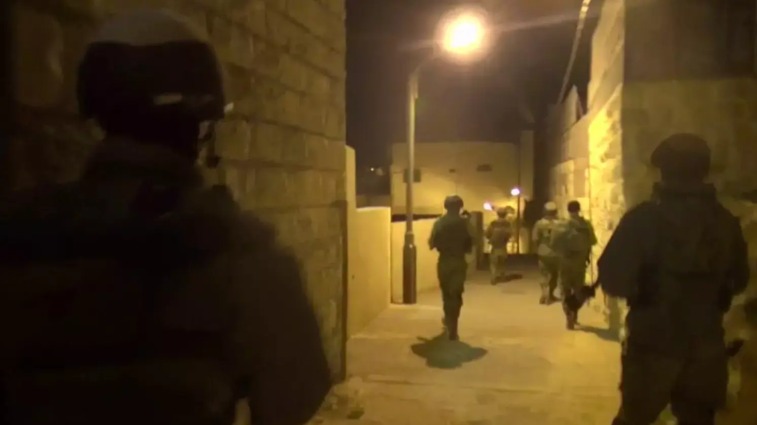 כוח צה"ל עצר הלילה פעילי חמאס באזור חברון כוח צה"ל עצר הלילה פעילי חמאס באזור חברון