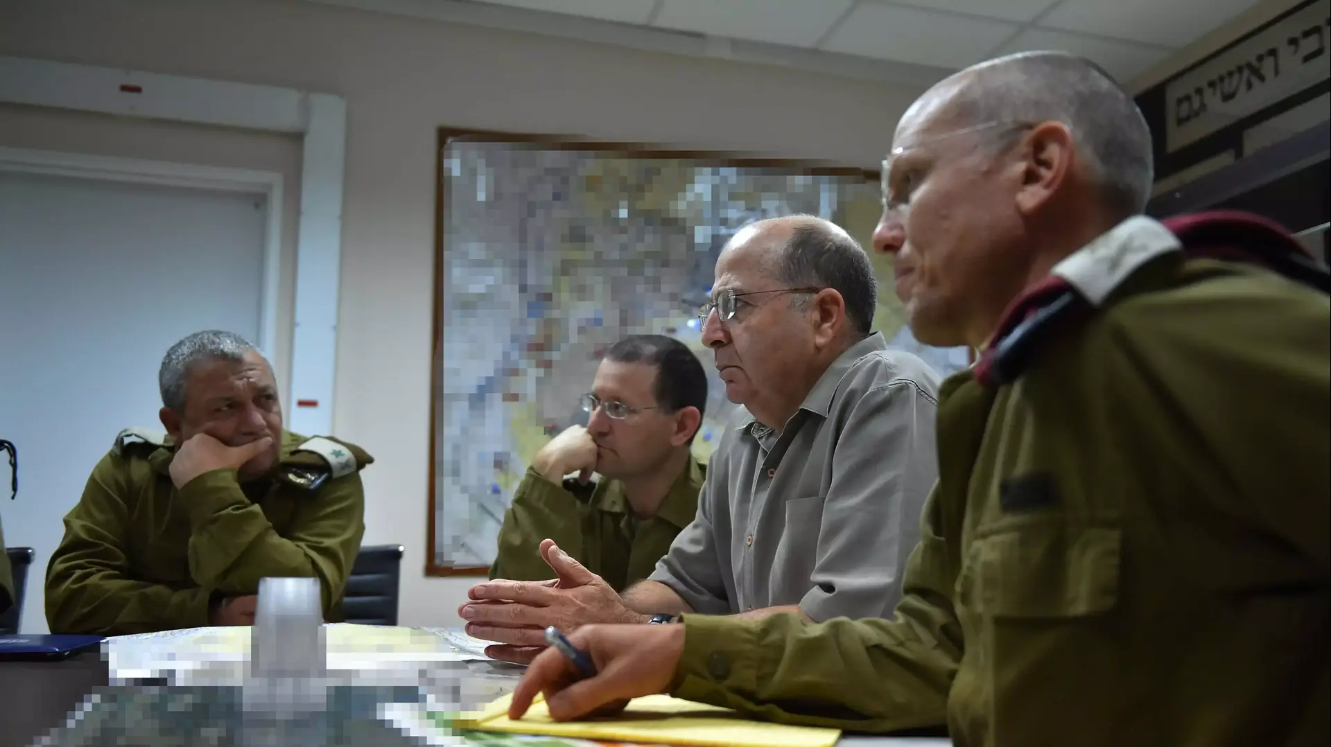 שר הביטחון משה יעלון בהערכת מעצב על שלושת הנערים הנעדרים. חטמ"ר יהודה, 14 ביוני 2014 שר הביטחון משה יעלון בהערכת מעצב על שלושת הנערים הנעדרים. חטמ"ר יהודה, 14 ביוני 2014