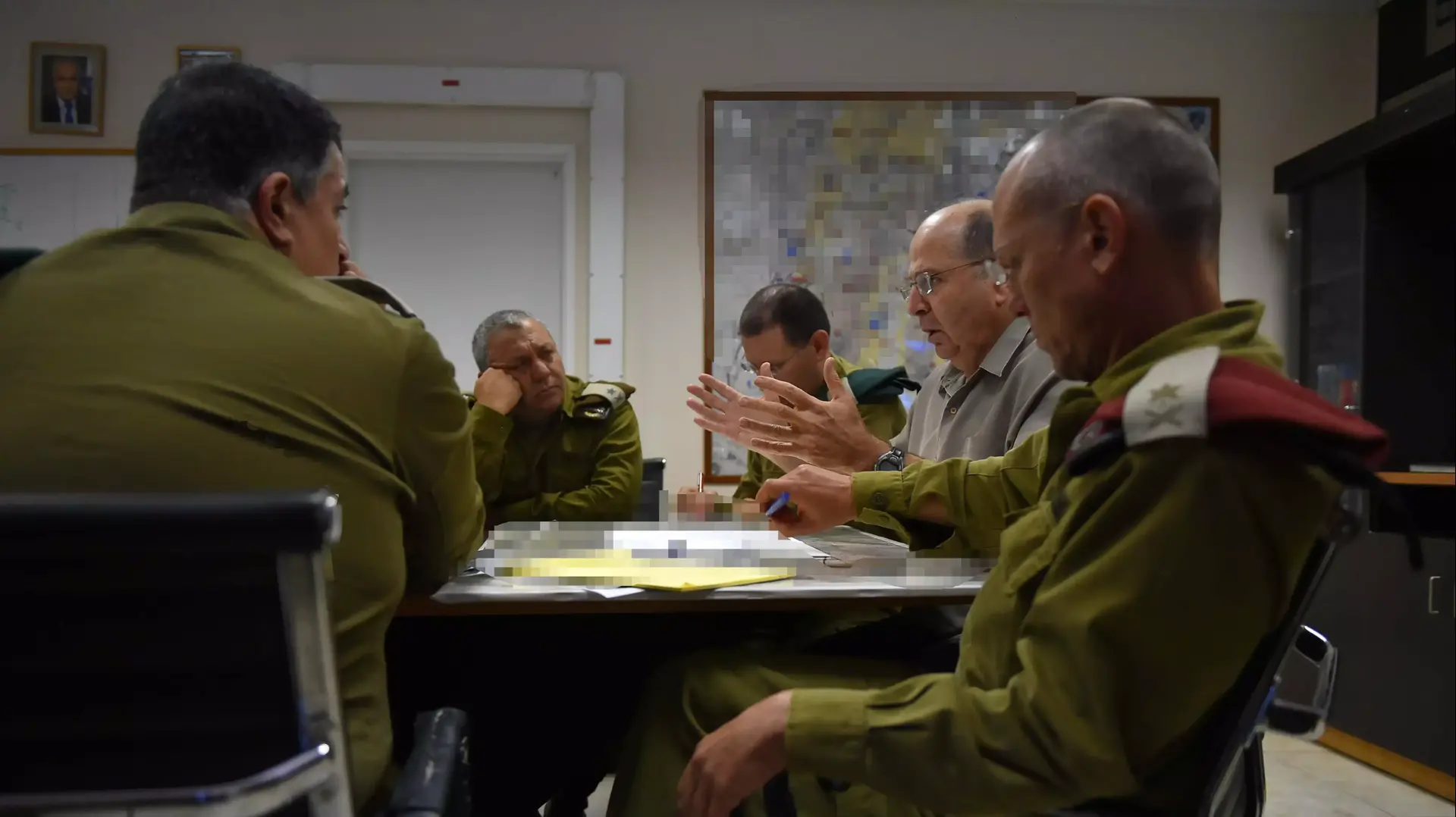 שר הביטחון משה יעלון בהערכת מעצב על שלושת הנערים הנעדרים. חטמ"ר יהודה, 14 ביוני 2014 שר הביטחון משה יעלון בהערכת מעצב על שלושת הנערים הנעדרים. חטמ"ר יהודה, 14 ביוני 2014