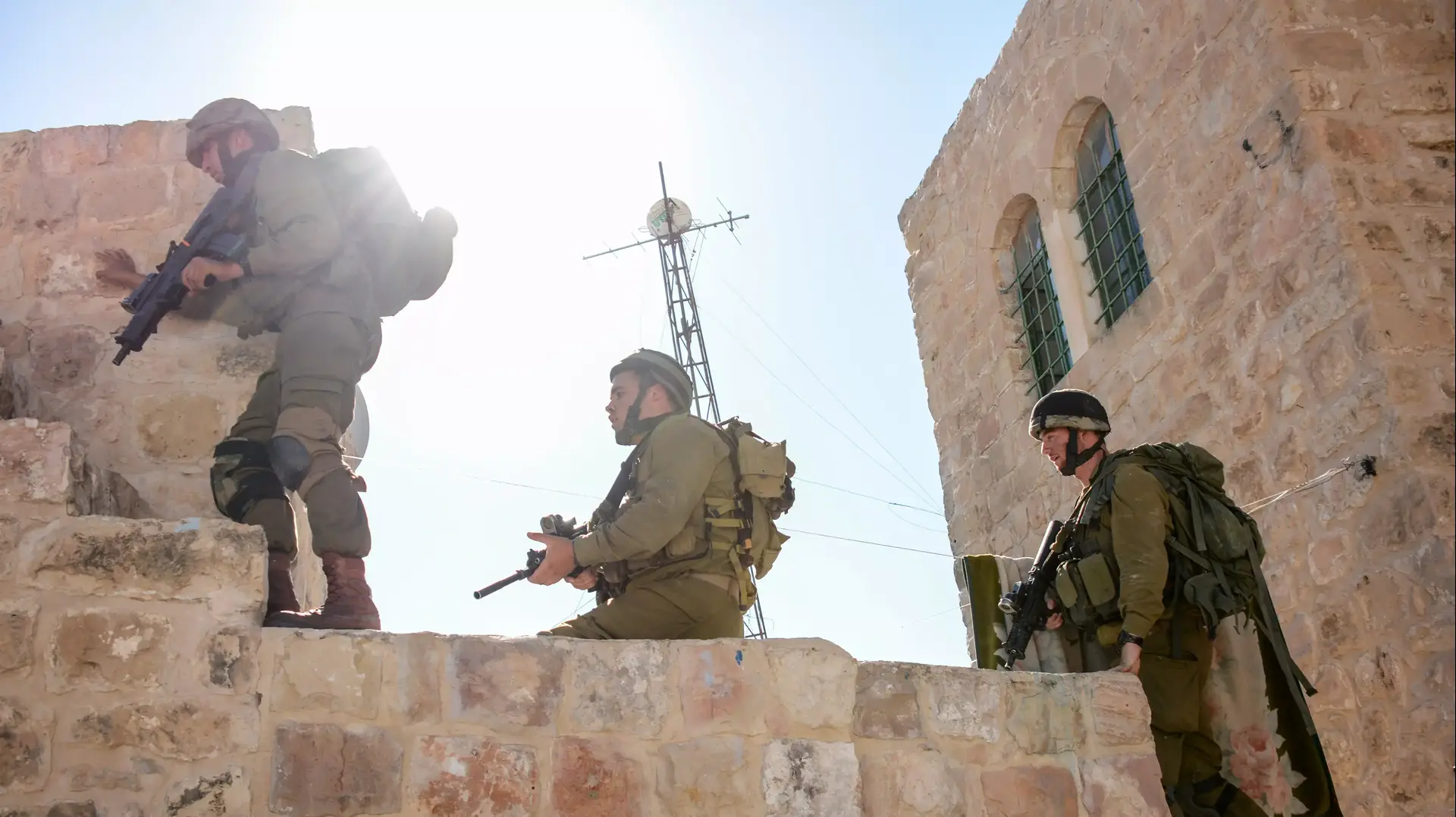 לוחמי גדוד גרניט של חטיבת הנח"ל מפעילות בחברון הקשורה בחטיפתם של שלושה נערים לוחמי גדוד גרניט של חטיבת הנח"ל מפעילות בחברון הקשורה בחטיפתם של שלושה נערים