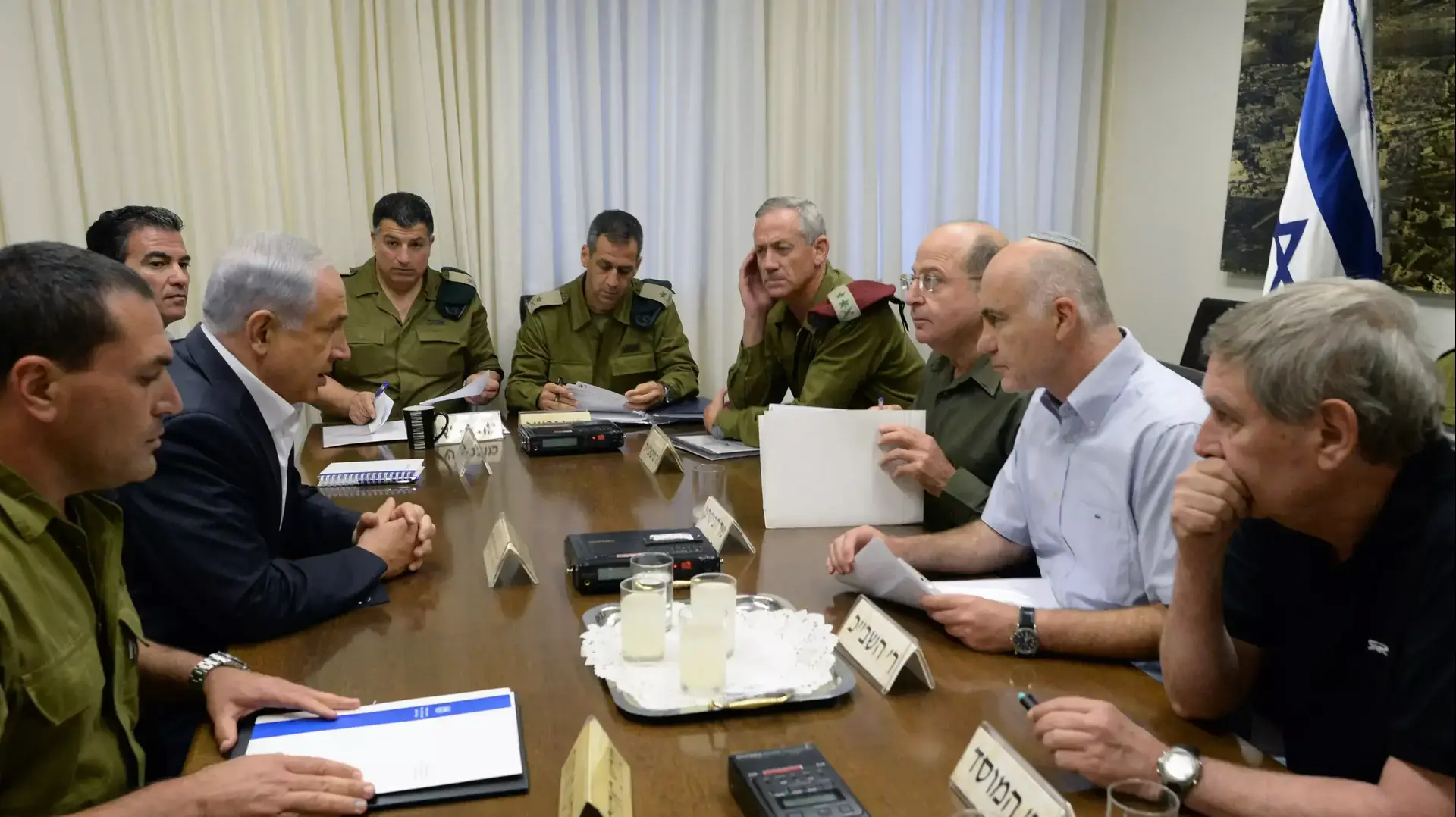 ראש הממשלה בנימין נתניהו מקיים הערכת מצב עם ראשי מערכת הבטחון בקריה, בעקבות חטיפת הנערים ראש הממשלה בנימין נתניהו מקיים הערכת מצב עם ראשי מערכת הבטחון בקריה, בעקבות חטיפת הנערים