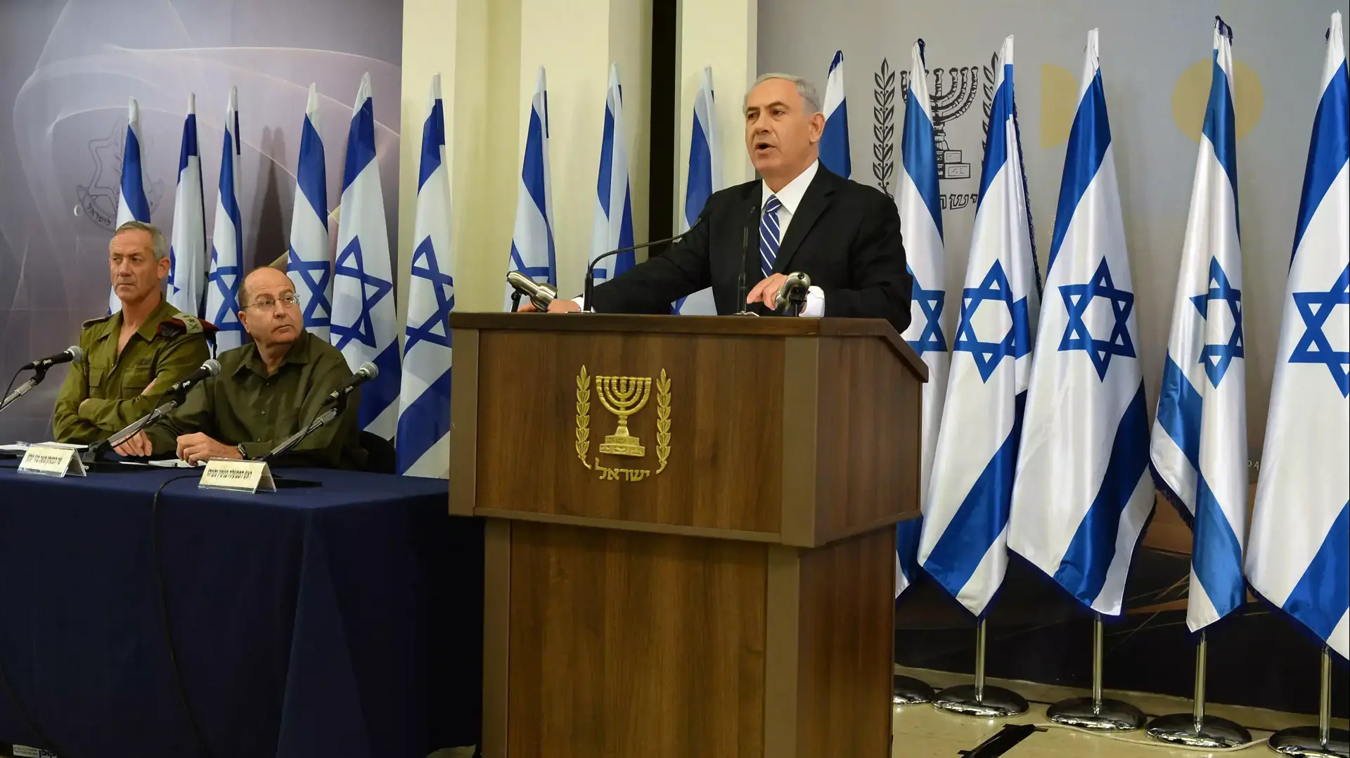 ראש הממשלה בנימין נתניהו, שר הביטחון משה (בוגי) יעלון והרמטכ"ל בני גנץ, במסיבת עיתונאים על הנערים החטופים, 14 ביוני 2014