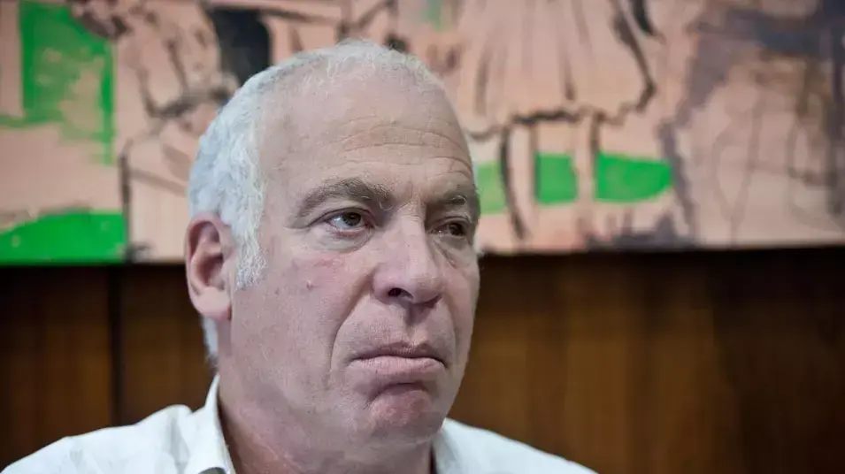 חבר הכנסת אורי אריאל ,מבקר המדינה השופט בדימוס מיכה לינדנשטראוס נותן ליו''ר הכנסת ראובן (רובי) ריבלין את הדו"ח על השריפה בכרמל, יוני 23012 חבר הכנסת אורי אריאל ,מבקר המדינה השופט בדימוס מיכה לינדנשטראוס נותן ליו''ר הכנסת ראובן (רובי) ריבלין את הדו"ח על השריפה בכרמל, יוני 23012