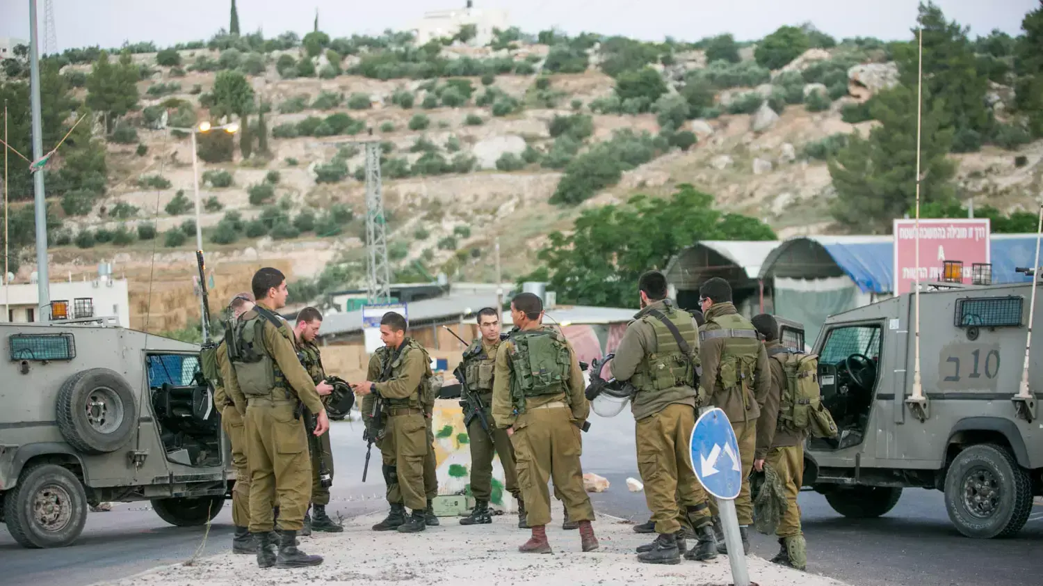 כוחות צה"ל עורכים סגר על חברון לאחר חטיפת הנערים, יוני 2014 כוחות צה"ל עורכים סגר על חברון לאחר חטיפת הנערים, יוני 2014