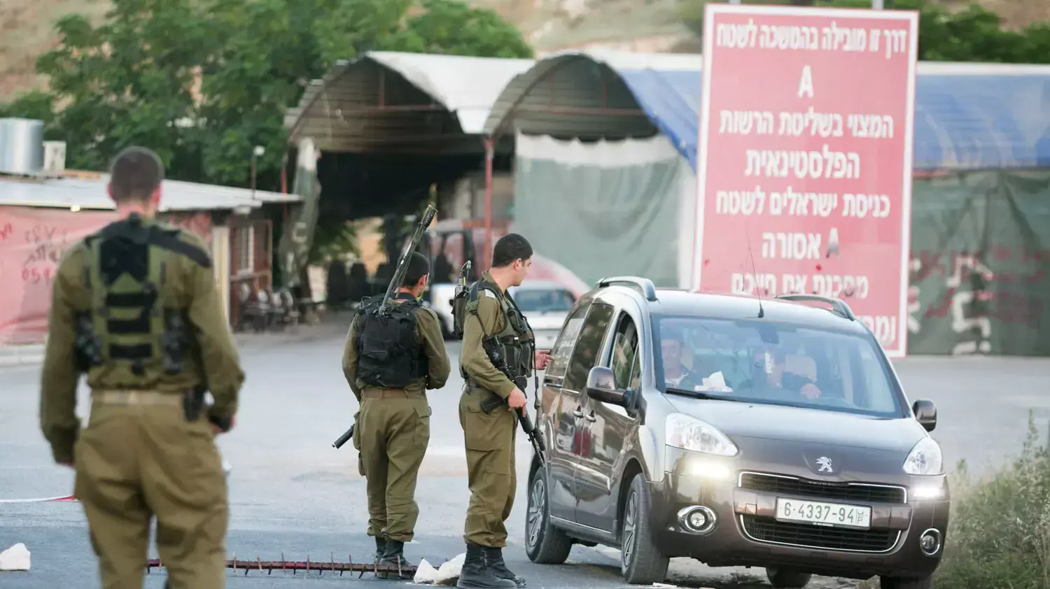 כוחות צה"ל עורכים סגר על חברון לאחר חטיפת הנערים, יוני 2014