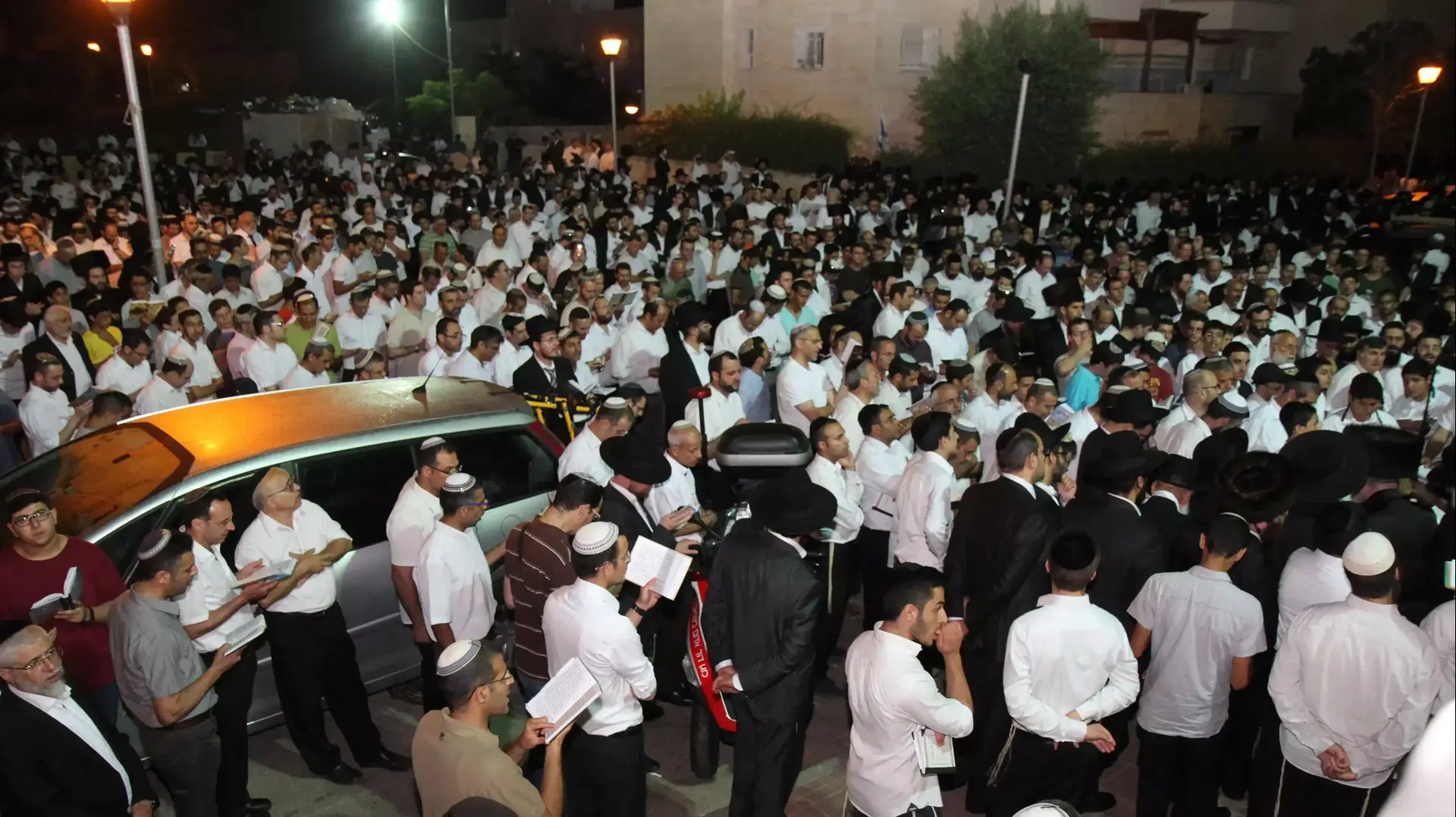 מחוץ לבית משפחת החטוף איל יפרח בעיר אלעד, יוני 2014 מחוץ לבית משפחת החטוף איל יפרח בעיר אלעד, יוני 2014