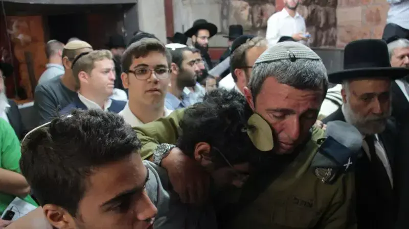 הרב הצבאי הראשי מתחבק עם אחיו של איל יפרח, אחד משלושת החטופים הרב הצבאי הראשי מתחבק עם אחיו של איל יפרח, אחד משלושת החטופים