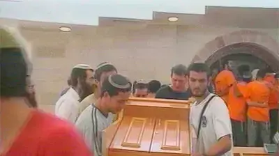 הוצאת ארון הקודש מבית הכנסת בנצרים הוצאת ארון הקודש מבית הכנסת בנצרים