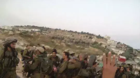 סימן חדש ברשות הפלסטינית, הרמת שלוש אצבעות לשחרור החטופים