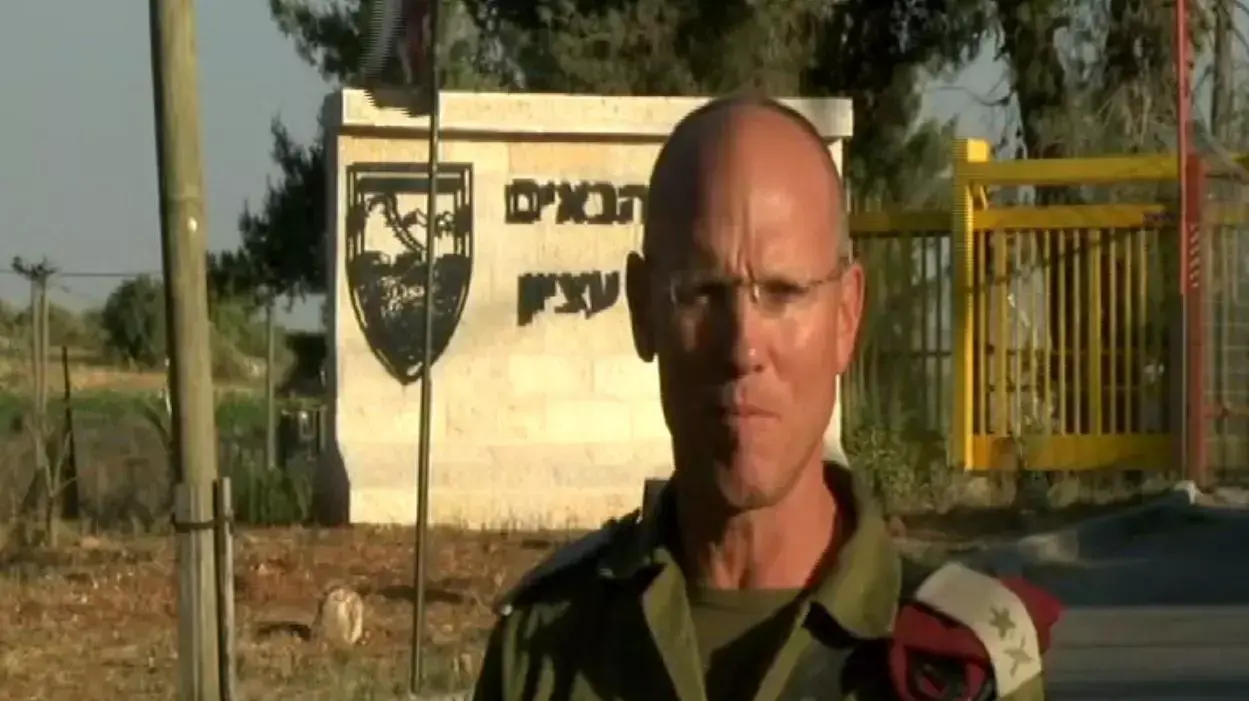 אלוף פיקוד מרכז ניצן אלון בתדרוך לכתבים על חטיפת הנערים בחטמ"ר עציון, 17 ביוני 2014 אלוף פיקוד מרכז ניצן אלון בתדרוך לכתבים על חטיפת הנערים בחטמ"ר עציון, 17 ביוני 2014
