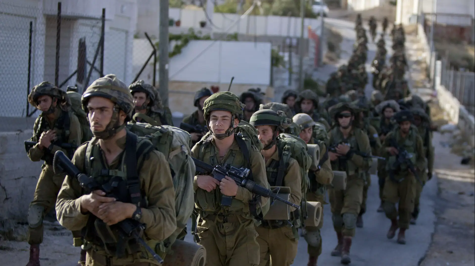 חיילי צה"ל מחפשים אחר שלושת הנערים החטופים במהלך מבצע צבאי בחברון, יוני 2014