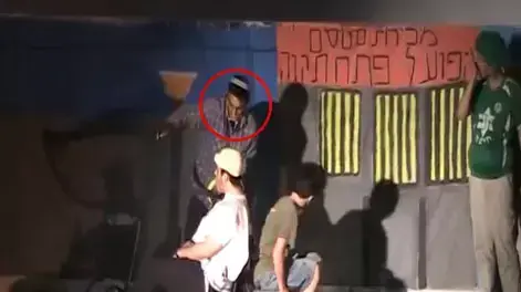 החטוף איל יפרח משחק בהצגה בישיבה התיכונית החטוף איל יפרח משחק בהצגה בישיבה התיכונית