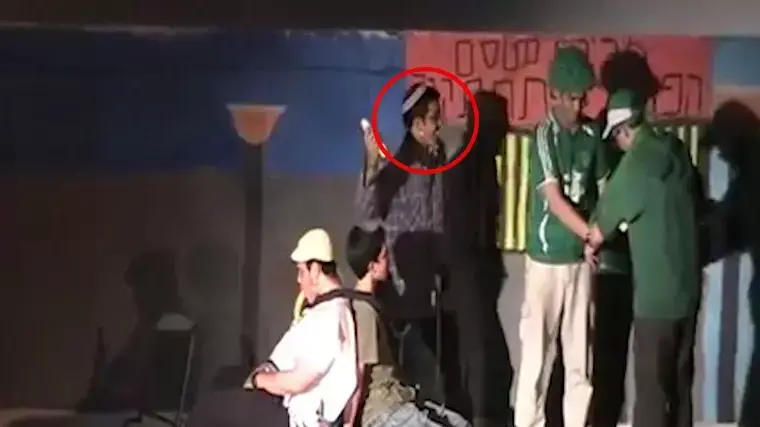 תיעוד-החטוף איל יפרח "משחרר מהשבי" בהצגה תיעוד-החטוף איל יפרח "משחרר מהשבי" בהצגה