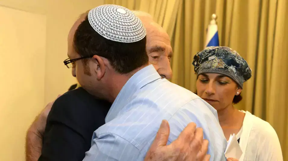 שמעון פרס עם הורי הנערים החטופים שמעון פרס עם הורי הנערים החטופים