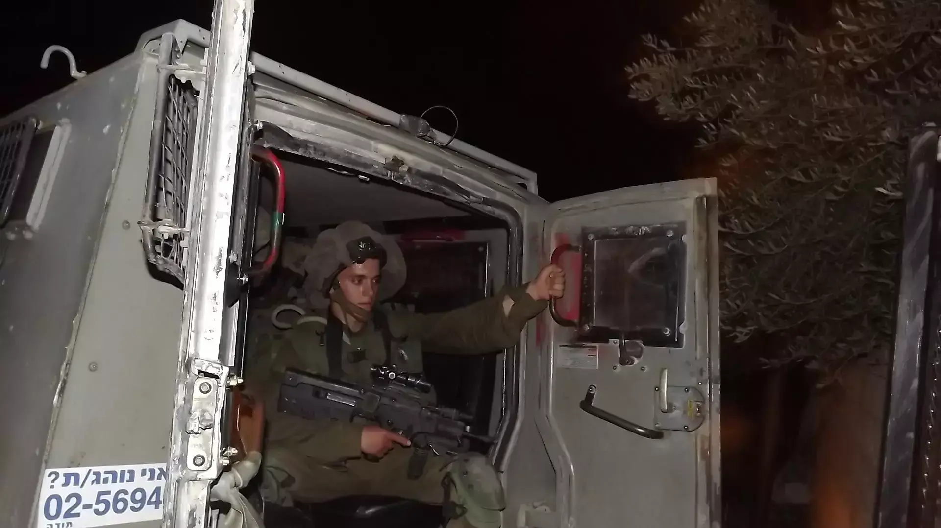 חייל לפני פשיטה על בית בג'נין חייל לפני פשיטה על בית בג'נין