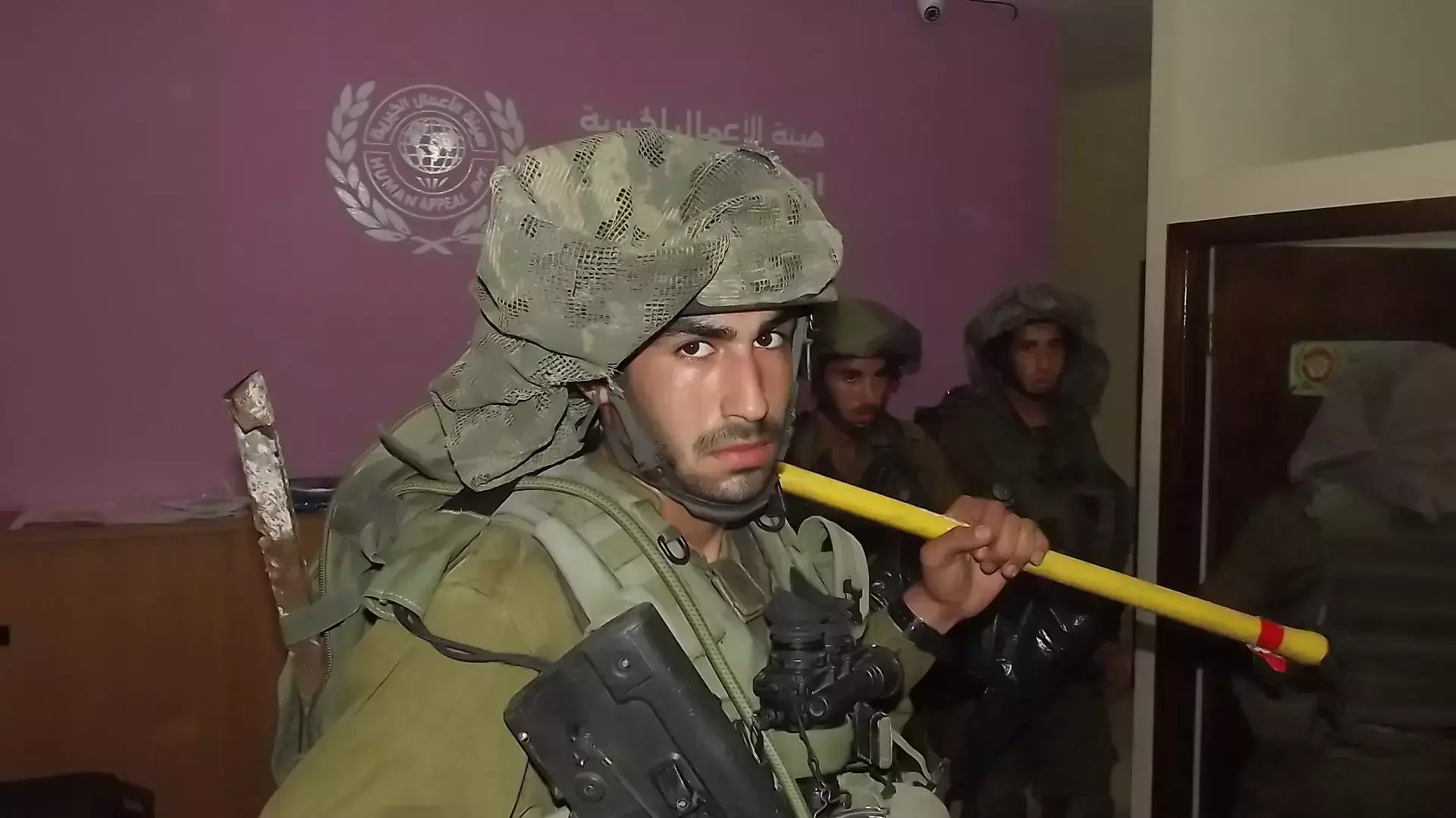 חייל צה"ל במשרדי חמאס בג'נין לאחר פריצה חייל צה"ל במשרדי חמאס בג'נין לאחר פריצה