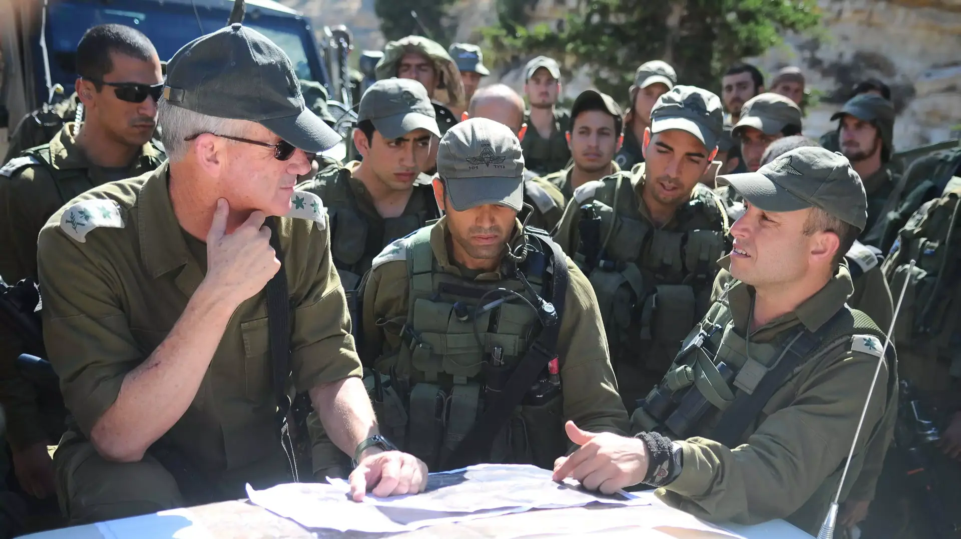 הרמטכ"ל רב-אלוף בני גנץ ומפקד חטיבת הצנחנים אל"מ אליעזר טולדנו מסיירים בחברון, 21 ביוני 2014