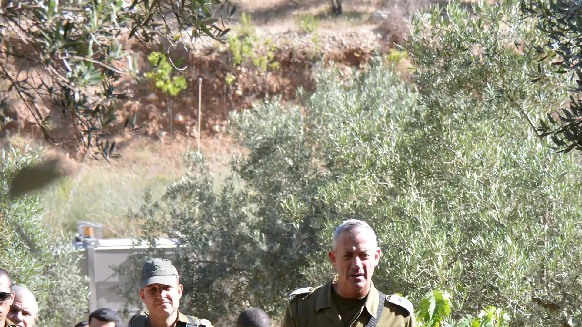 הרמטכ"ל רב-אלוף בני גנץ ומפקד חטיבת הצנחנים אל"מ אליעזר טולדנו מסיירים בחברון, 21 ביוני 2014 הרמטכ"ל רב-אלוף בני גנץ ומפקד חטיבת הצנחנים אל"מ אליעזר טולדנו מסיירים בחברון, 21 ביוני 2014
