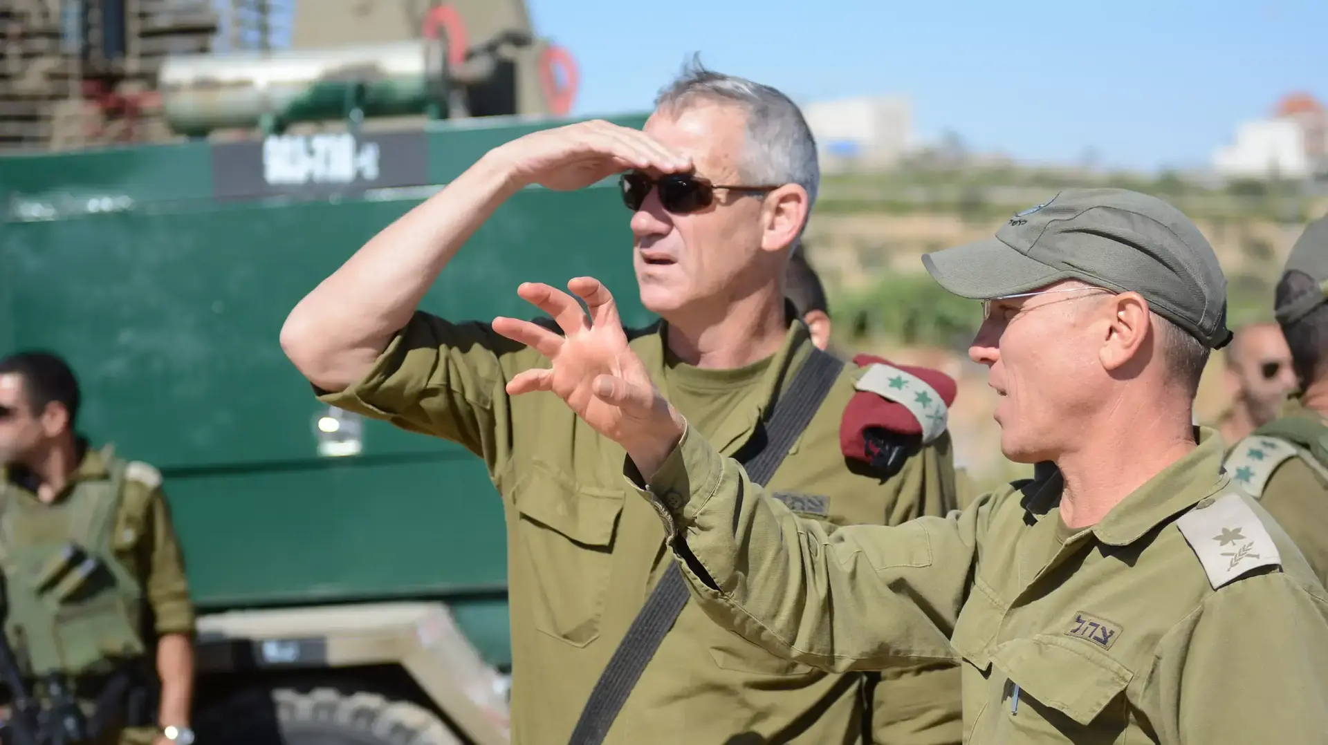 הרמטכ"ל רב-אלוף בני גנץ ומפקד חטיבת הצנחנים אל"מ אליעזר טולדנו מסיירים בחברון, 21 ביוני 2014 הרמטכ"ל רב-אלוף בני גנץ ומפקד חטיבת הצנחנים אל"מ אליעזר טולדנו מסיירים בחברון, 21 ביוני 2014