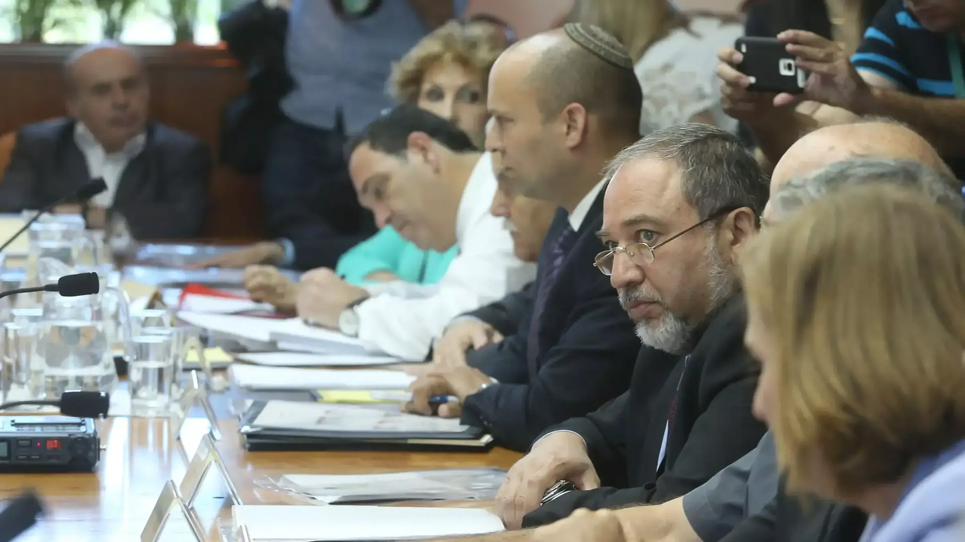 אביגדור ליברמן בישיבת ממשלה. יוני 2014 אביגדור ליברמן בישיבת ממשלה. יוני 2014