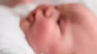 שלבים בעיטוף תינוק בשמיכת עיטוף של swaddle שלבים בעיטוף תינוק בשמיכת עיטוף של swaddle