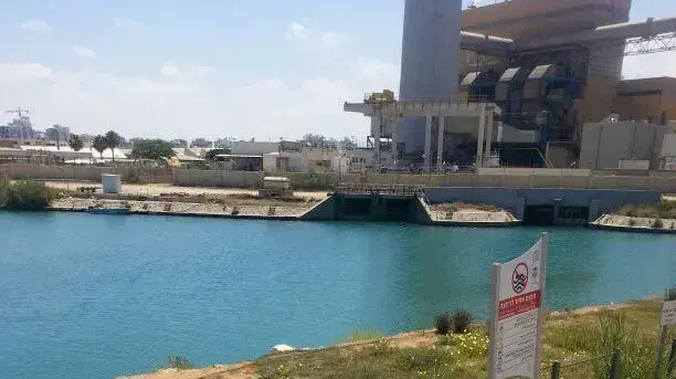 בניית גדר סביב תחנת הכוח ברידינג שם טבעו אב ובתו שבוע שעבר. יוני 2014 בניית גדר סביב תחנת הכוח ברידינג שם טבעו אב ובתו שבוע שעבר. יוני 2014