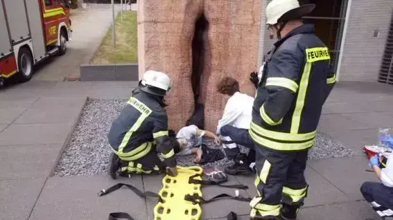 סטודנט שנתקע בתוך פסל בצורת וגינה סטודנט שנתקע בתוך פסל בצורת וגינה