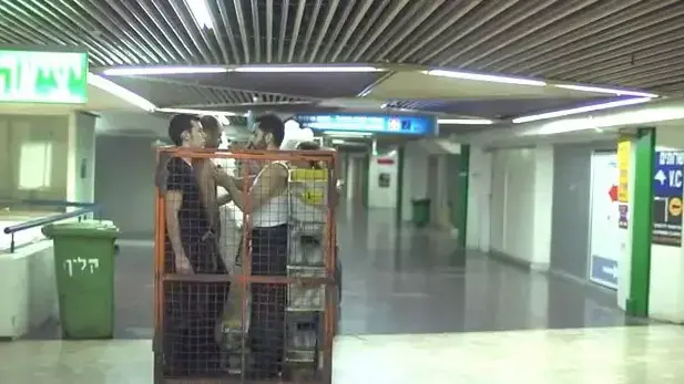 מתוך ההצגה "בעלי שם" של תיאטרון מיסתורין