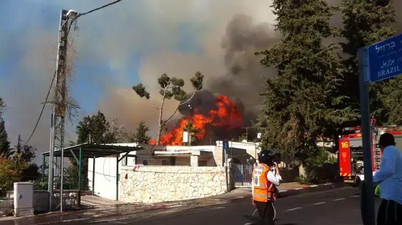 שריפה משתוללת בעין כרם, ירושלים שריפה משתוללת בעין כרם, ירושלים