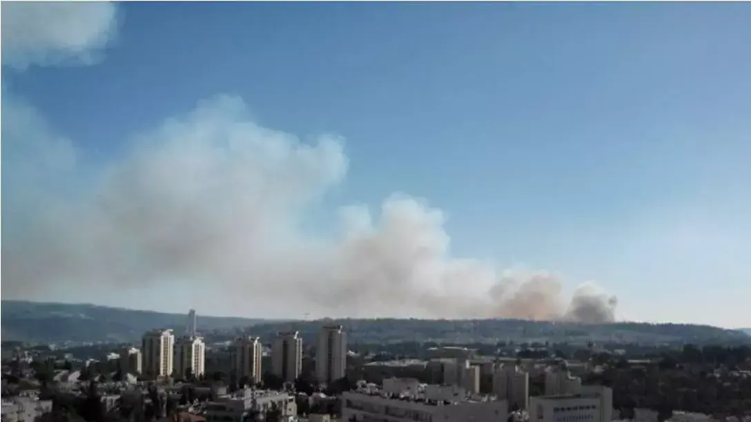 שריפה השריפה כפי שנצפית מקומה 15 במגדל העיר, ירושלים שריפה השריפה כפי שנצפית מקומה 15 במגדל העיר, ירושלים