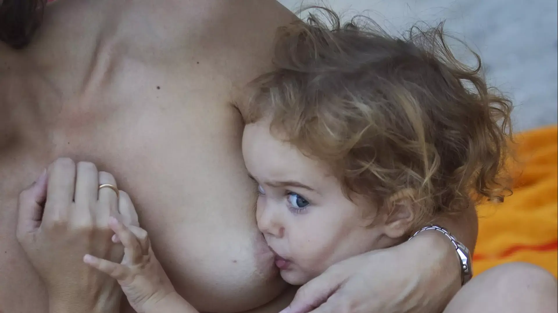 אישה מניקה אישה מניקה
