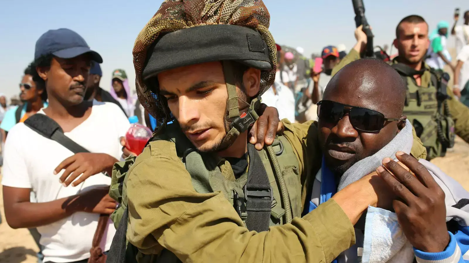 מאות מבקשי מקלט השוהים במתקן צועדים בצעדת מחאה בגבול מצרים, יוני 2014 מאות מבקשי מקלט השוהים במתקן צועדים בצעדת מחאה בגבול מצרים, יוני 2014