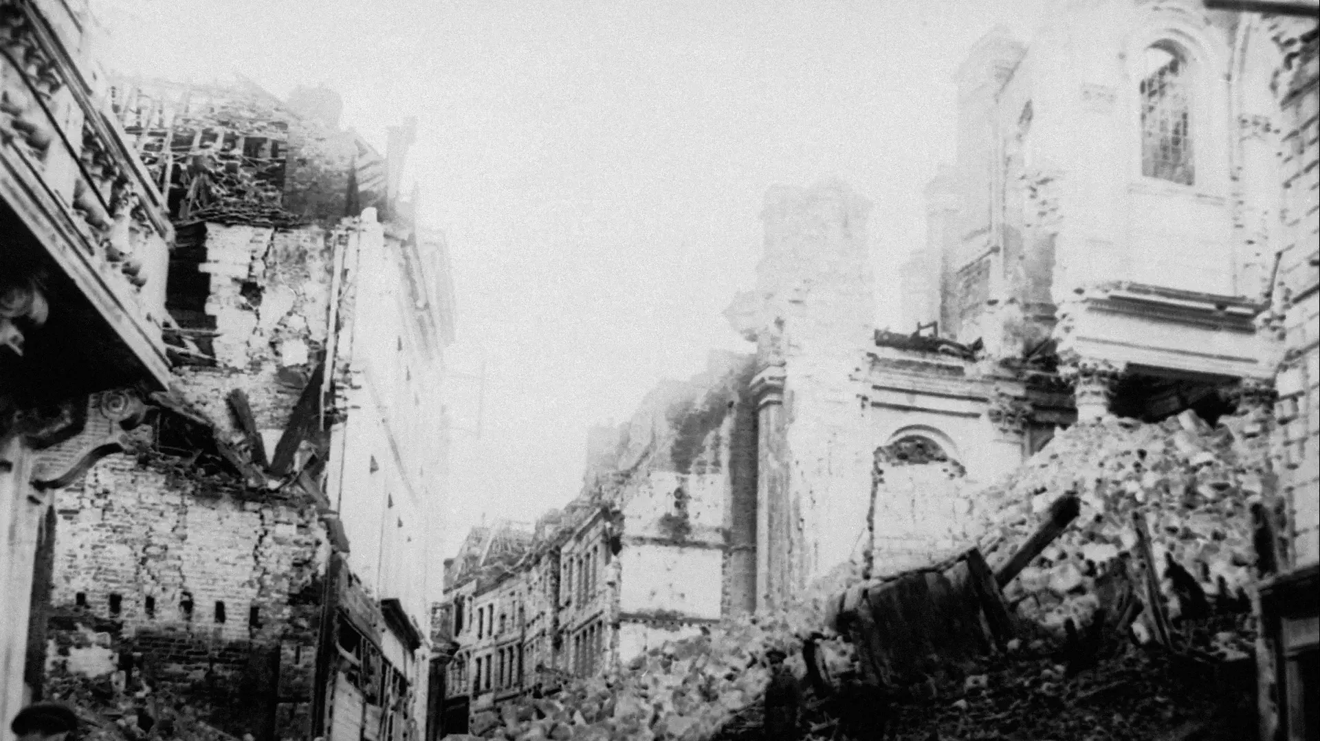 עיי חורבות בעיר אראס שבצרפת בשנת 1916, במהלך מלחמת העולם הראשונה עיי חורבות בעיר אראס שבצרפת בשנת 1916, במהלך מלחמת העולם הראשונה