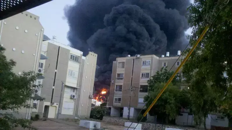 שתי רקטות נורו לשטח ישראל, זוהתה פגיעה באזור התעשייה בשדרות, שריפה במפעל קלקר שתי רקטות נורו לשטח ישראל, זוהתה פגיעה באזור התעשייה בשדרות, שריפה במפעל קלקר