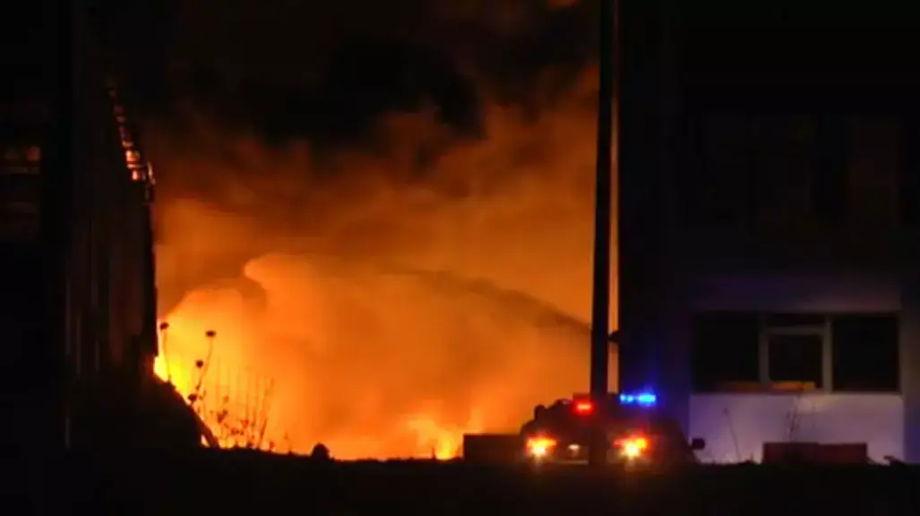 רקטה פגעה במפעל שהתלקח באזור התעשייה שדרות רקטה פגעה במפעל שהתלקח באזור התעשייה שדרות