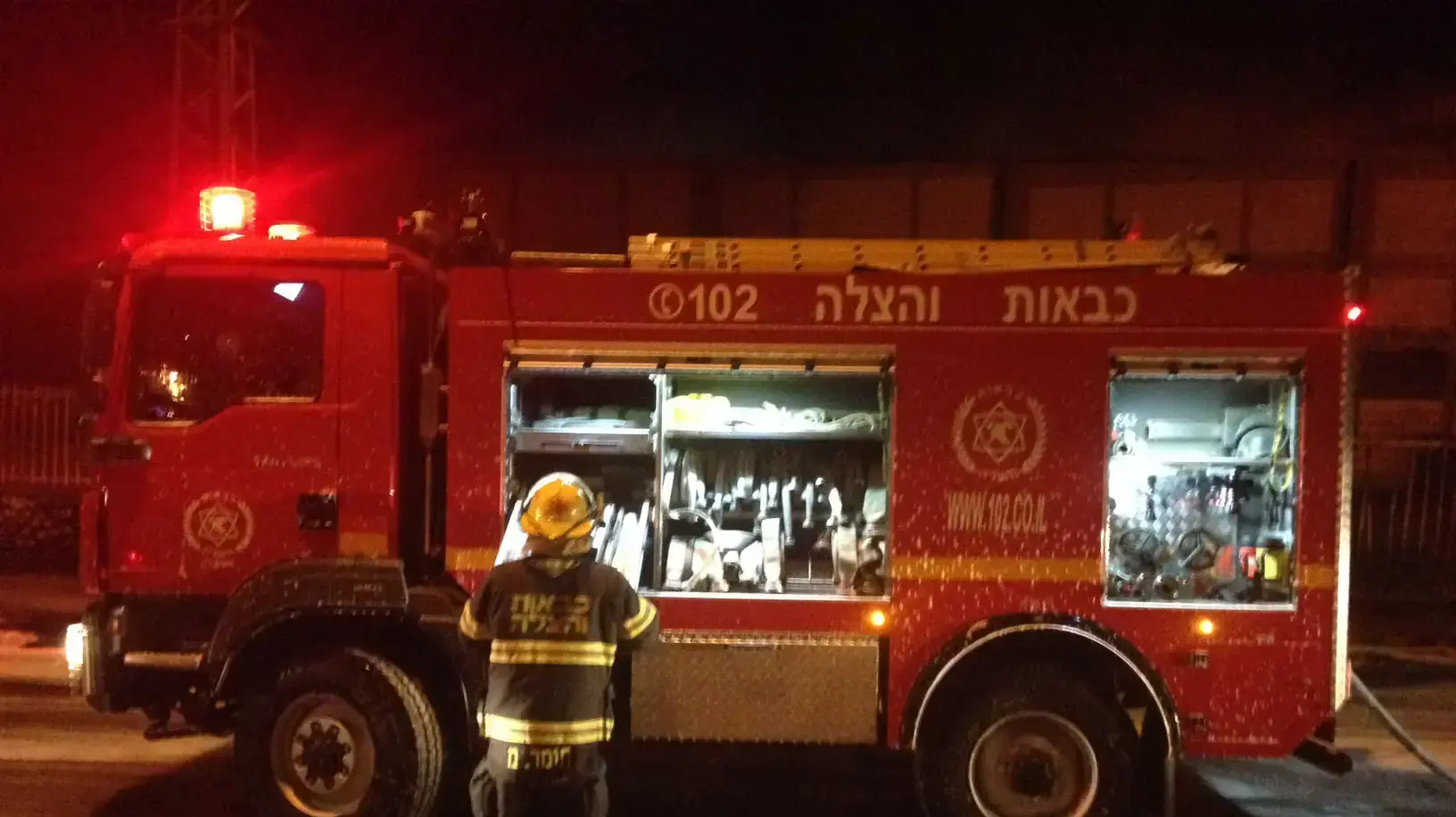 צוותי כיבוי פועלים לכיבוי השריפה במפעל בשדרות צוותי כיבוי פועלים לכיבוי השריפה במפעל בשדרות
