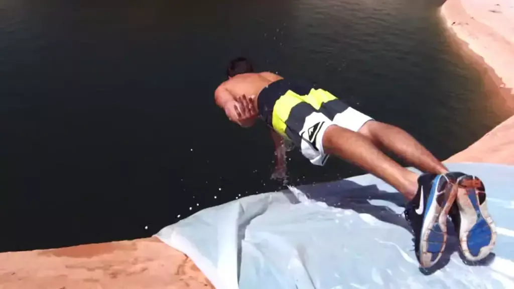 מגלשת מים מאולתרת על צוק ביוטה מגלשת מים מאולתרת על צוק ביוטה