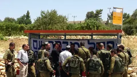 הורי החטופים פוגשים את חיילי צה"ל בביקורם הראשון בטרמפיאדה מאז נחטפו הנערים. הורי החטופים פוגשים את חיילי צה"ל בביקורם הראשון בטרמפיאדה מאז נחטפו הנערים.