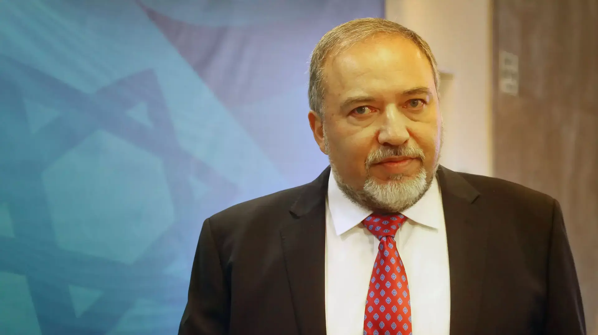 אביגדור ליברמן בכניסה לישיבת הממשלה. יוני 2014