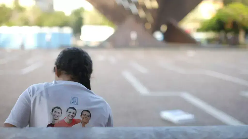 הכנות לקראת עצרת "שובו בנים" בכיכר רבין הערב, יוני 2014 הכנות לקראת עצרת "שובו בנים" בכיכר רבין הערב, יוני 2014