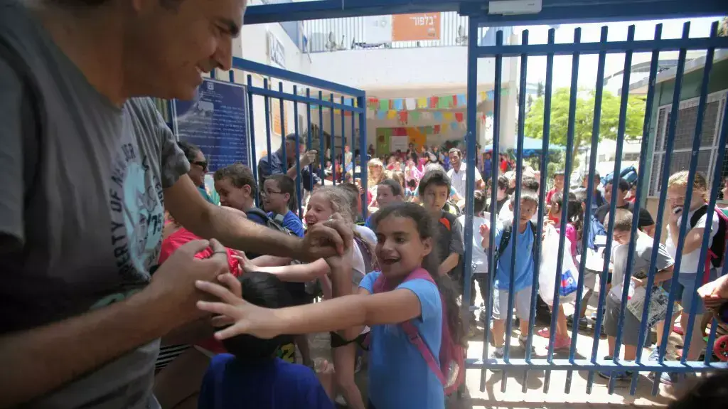 ילדי בית הספר בלפור שבתל אביב יוצאים לחופש הגדול ילדי בית הספר בלפור שבתל אביב יוצאים לחופש הגדול