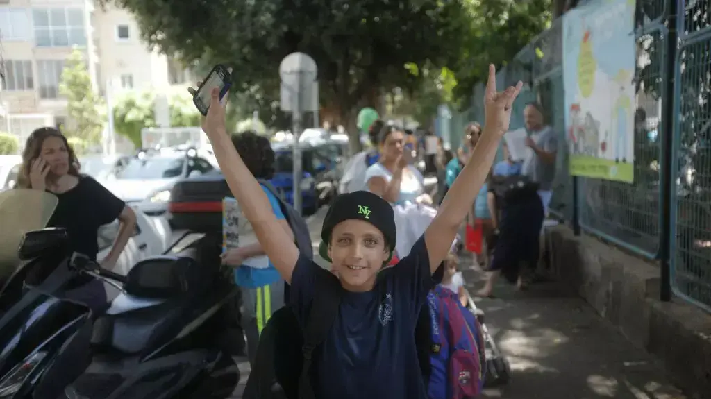 ילדי בית הספר בלפור שבתל אביב יוצאים לחופש הגדול ילדי בית הספר בלפור שבתל אביב יוצאים לחופש הגדול