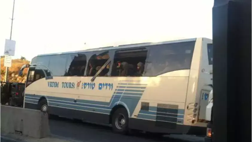 הפרת סדר סמוך לצומת חלחול - אוטובוס חיילים ניזוק משמעותית הפרת סדר סמוך לצומת חלחול - אוטובוס חיילים ניזוק משמעותית