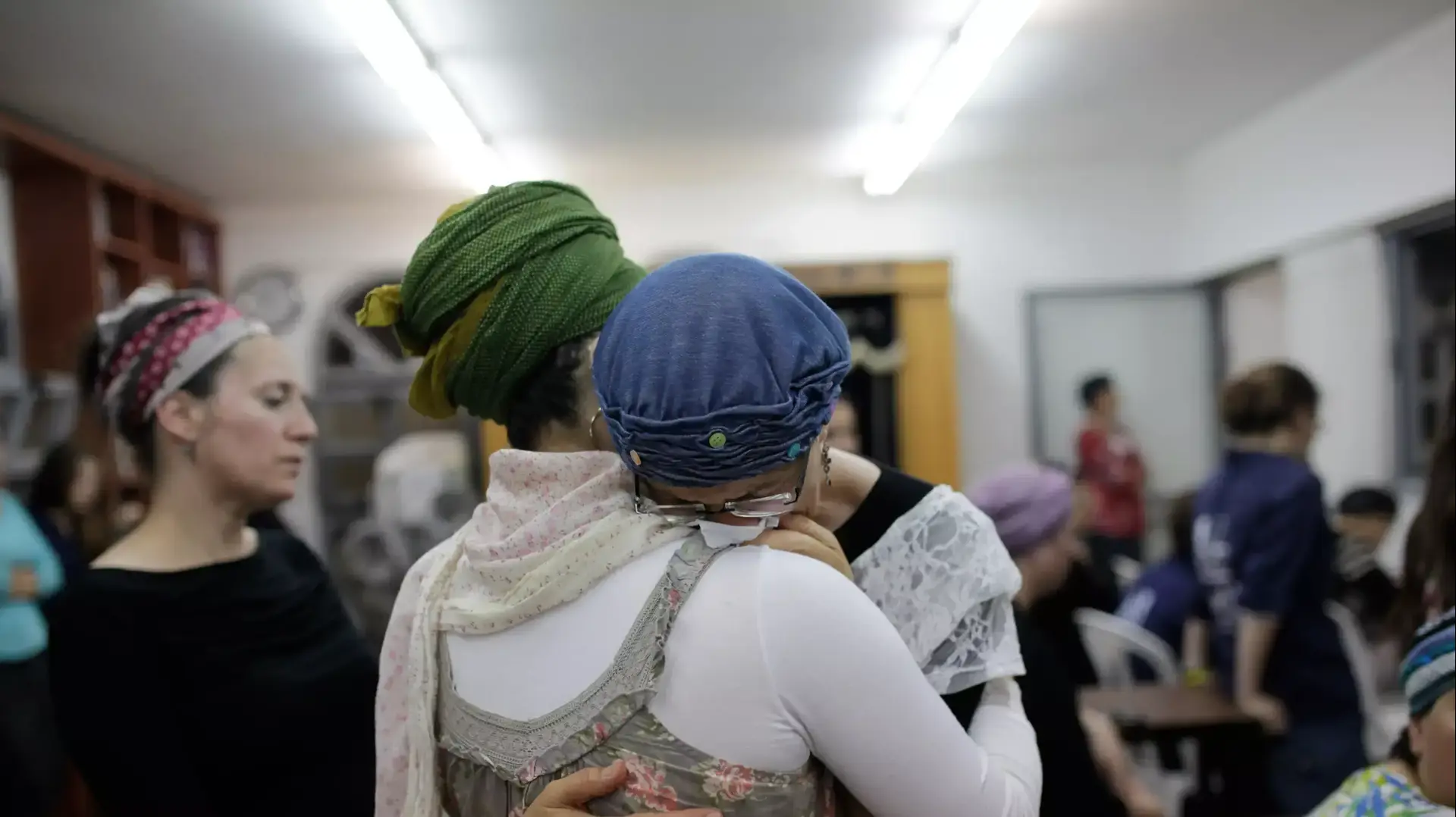 תפילה בבית הכנסת בנוף איילון בלילה בו נודע על מציאת גופות החטופים תפילה בבית הכנסת בנוף איילון בלילה בו נודע על מציאת גופות החטופים